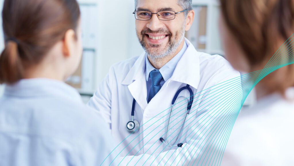 Doctor sonriente hablando con pacientes en un consultorio