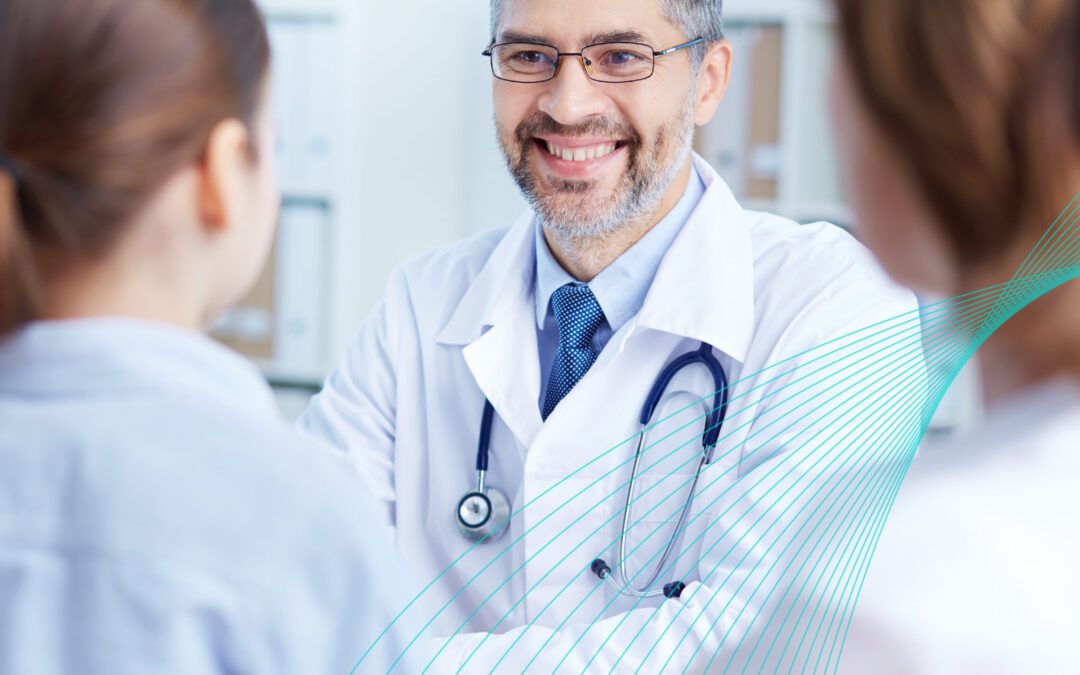 Doctor sonriente hablando con pacientes en un consultorio