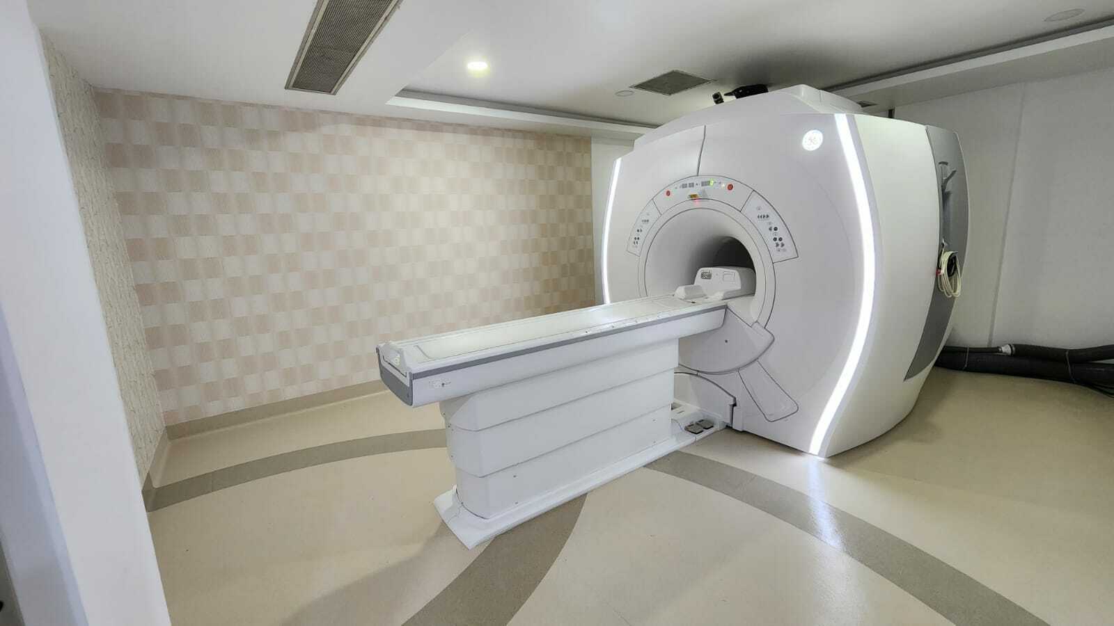 Sala de resonancia magnética de Radiocare con un avanzado escáner MRI y decoración de pared suave