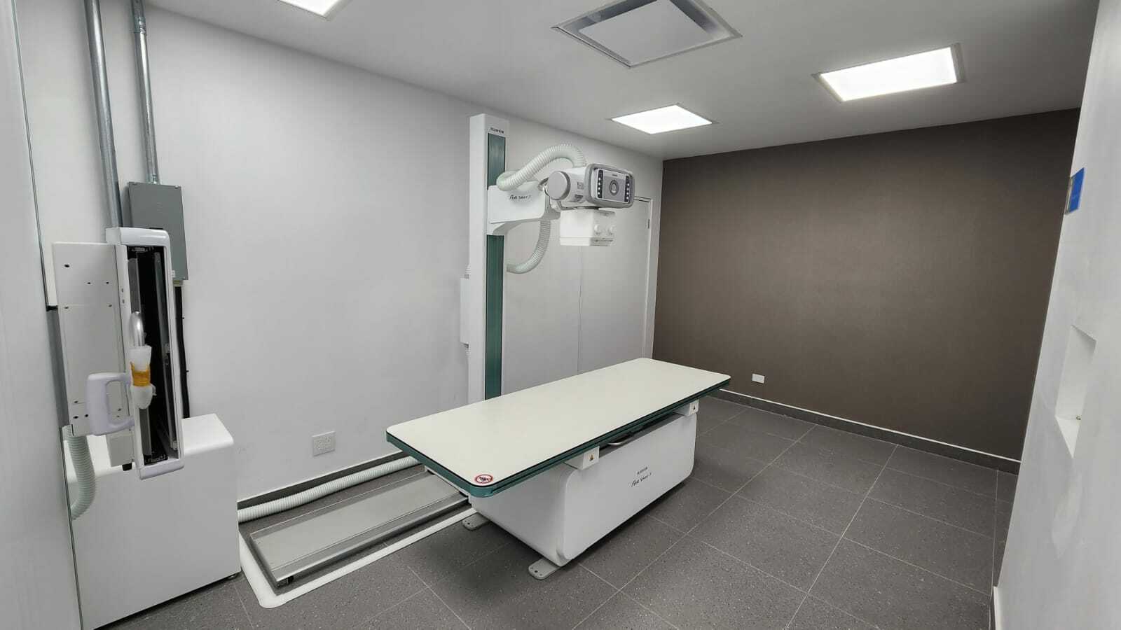 Sala de radiografía de Radiocare equipada con un moderno aparato de rayos X y mesa para pacientes