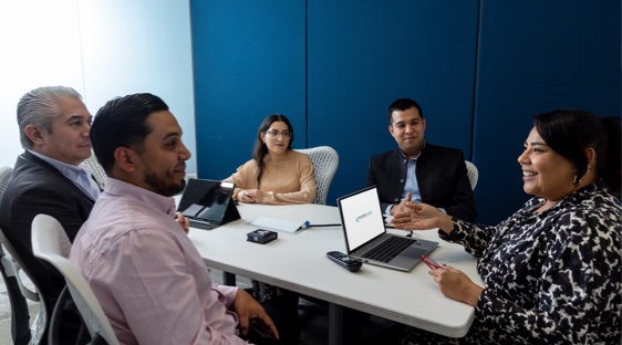 Equipo de Radiocare en una sala de juntas teniendo una reunión