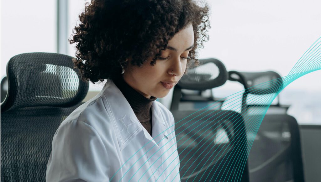 Mujer médica radióloga trabajando en una oficina garantizando la protección de datos de sus pacientes