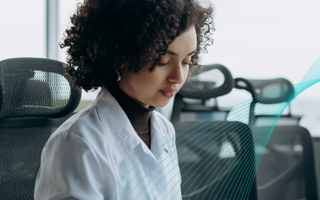 Mujer médica radióloga trabajando en una oficina garantizando la protección de datos de sus pacientes