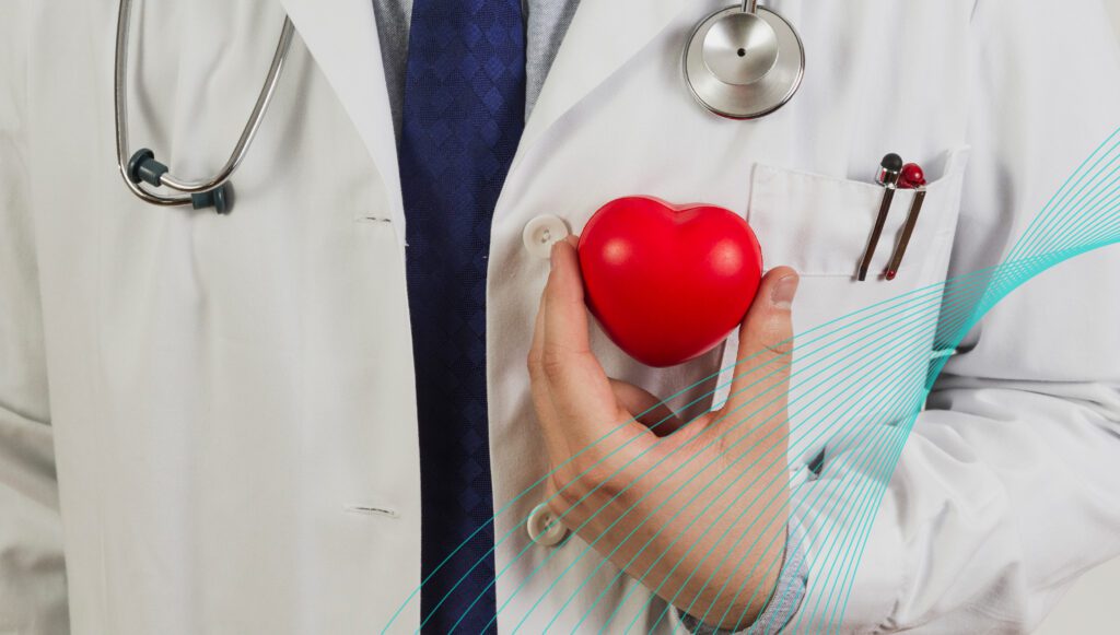 Doctor mostrando un corazón de plástico representando las cardiopatías