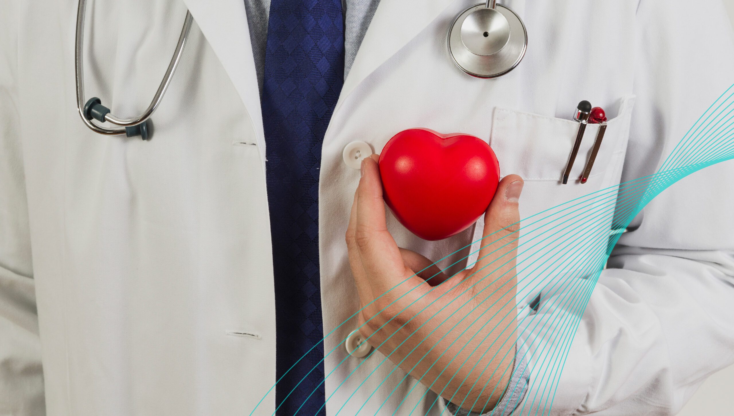 Doctor mostrando un corazón de plástico representando las cardiopatías