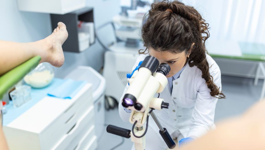 Doctora analizando una paciente con cáncer de cuello uterino