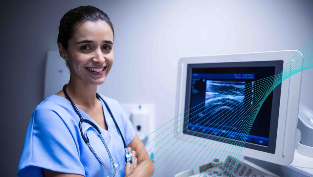 Mujer radióloga evaluando resultados en un monitor ultrasónico