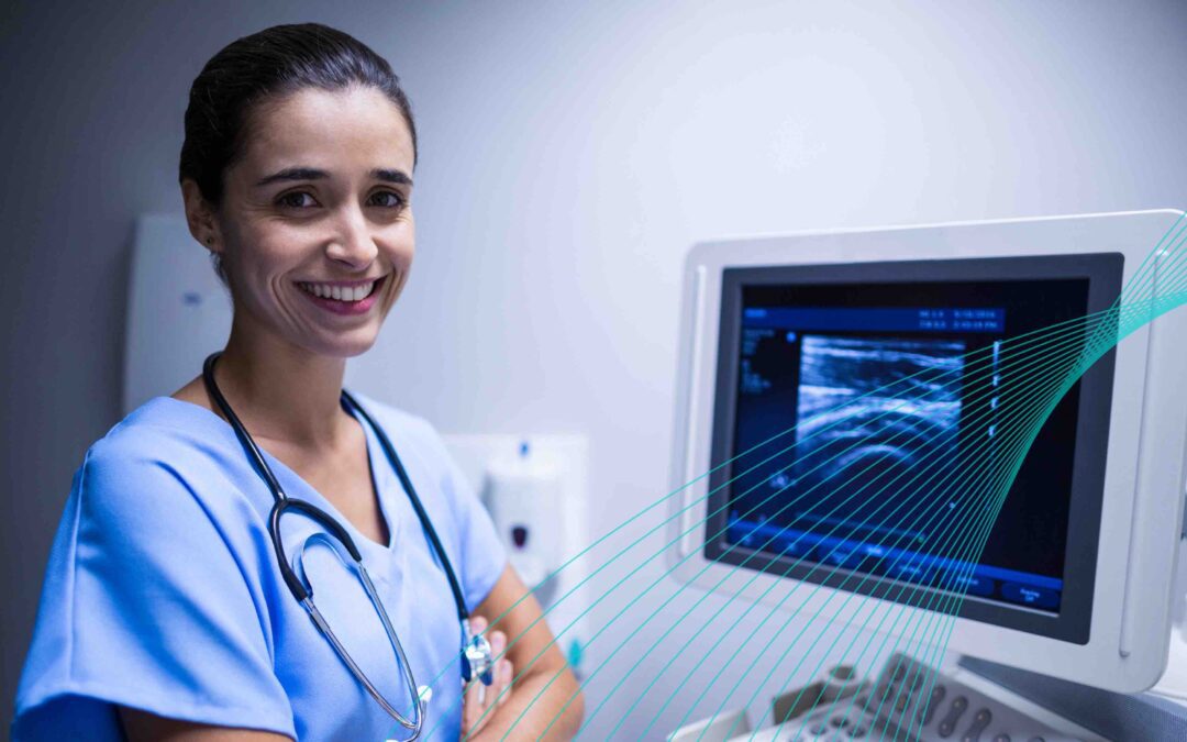 Mujer radióloga evaluando resultados en un monitor ultrasónico