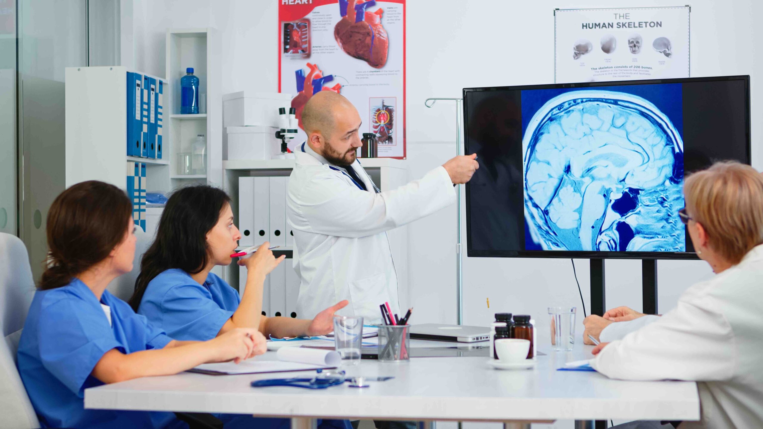 Médico radiólogo utilizando el modelo SIIM de Radiocare para dar una presentación en un hospital