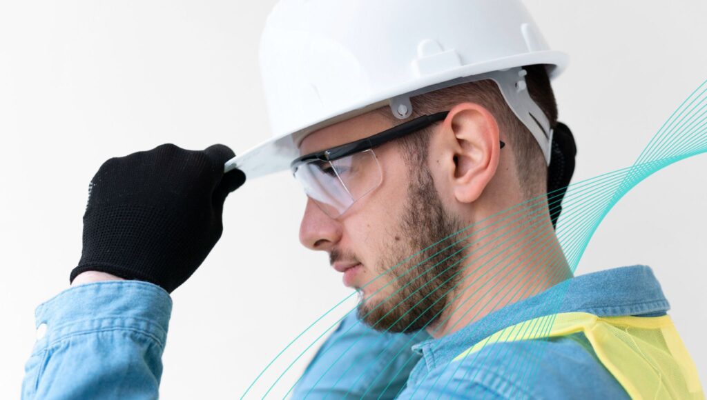 Trabajador con casco siguiendo los consejos de seguridad y salud en su empresa