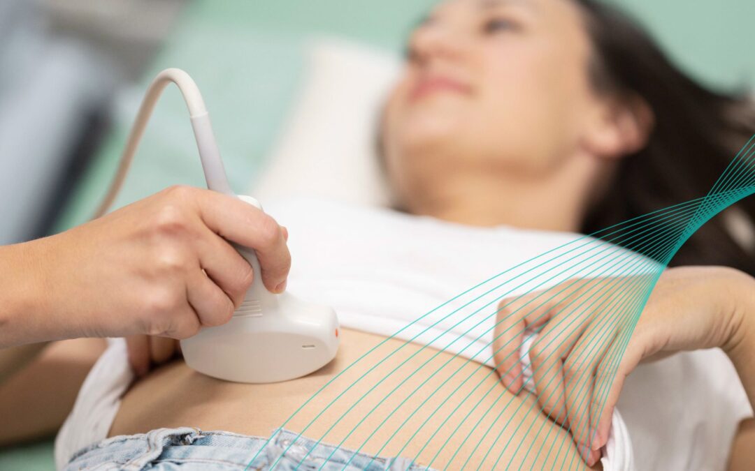 Mujer haciéndose un chequeo médico para prevenir el cáncer de ovario