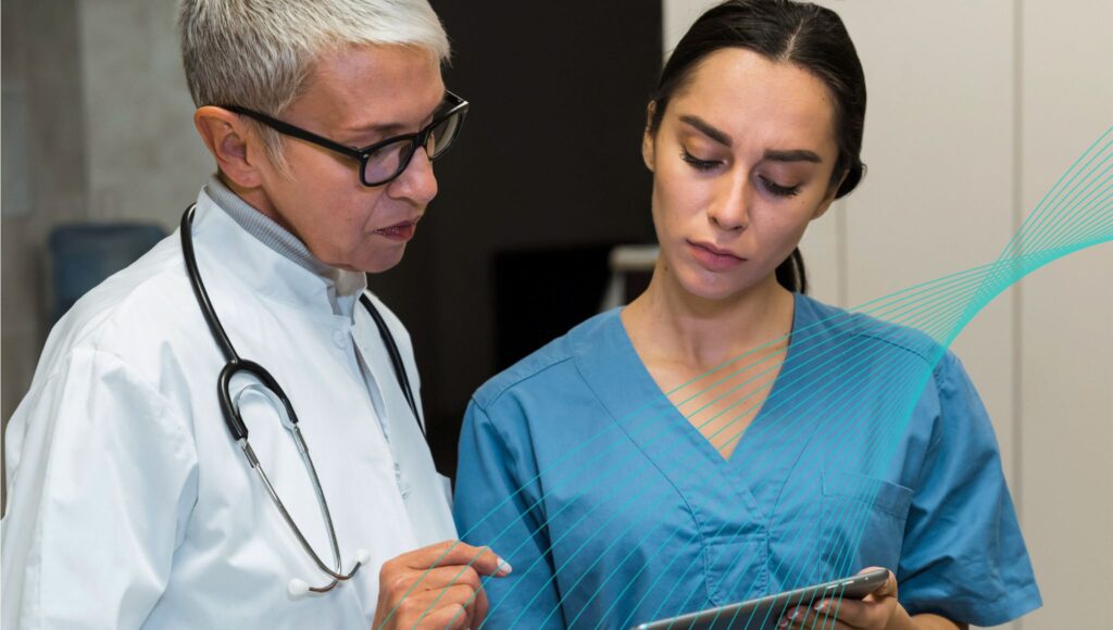 Doctoras viendo las diferencias entre un técnico radiólogo y un médico radiólogo