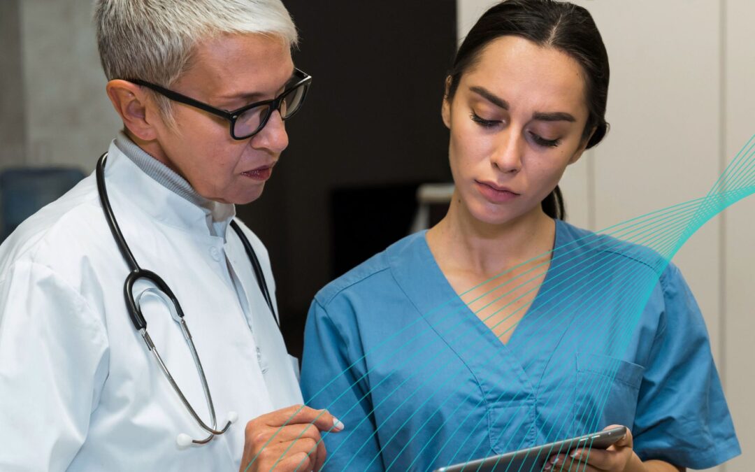 Doctoras viendo las diferencias entre un técnico radiólogo y un médico radiólogo