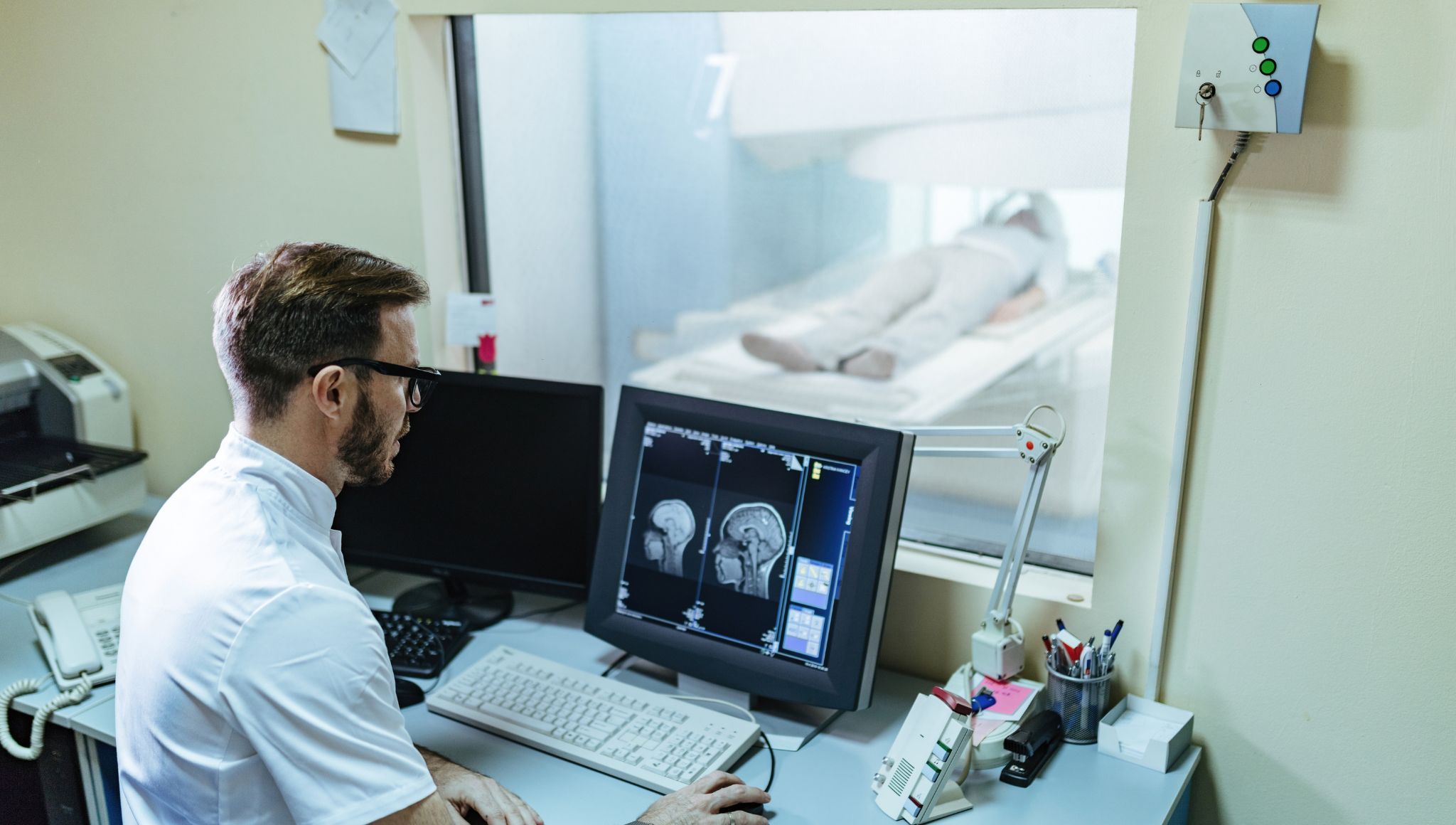 Doctor analizando imágenes de radiografía y pensando la diferencia entre técnico radiólogo y médico radiólogo