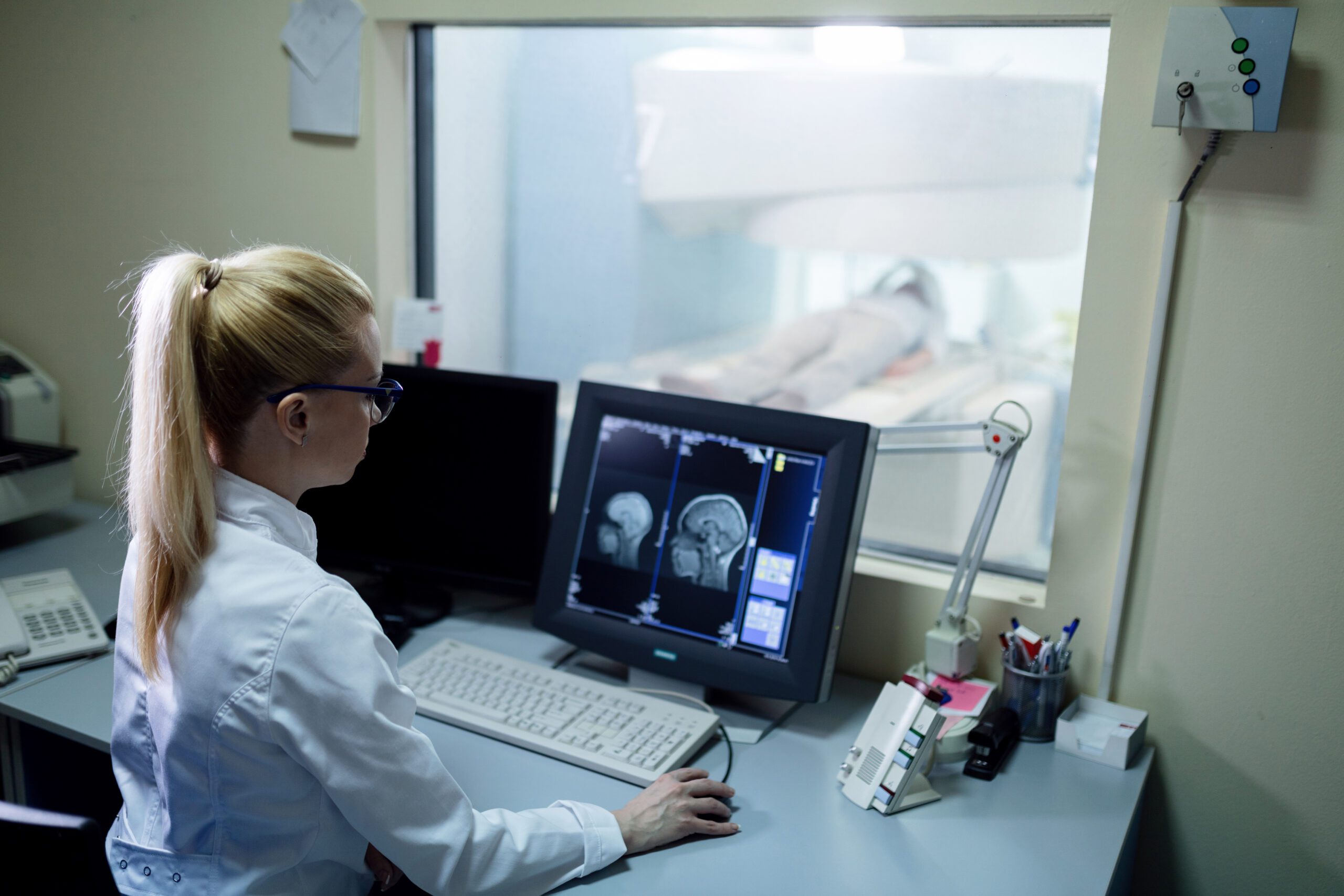 Médica analizando una radiografía sostenible en Radiocare