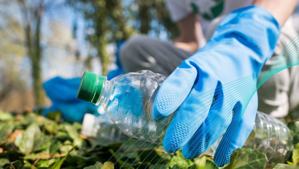 Botella de plástico que causa contaminación del medio ambiente y enfermedades