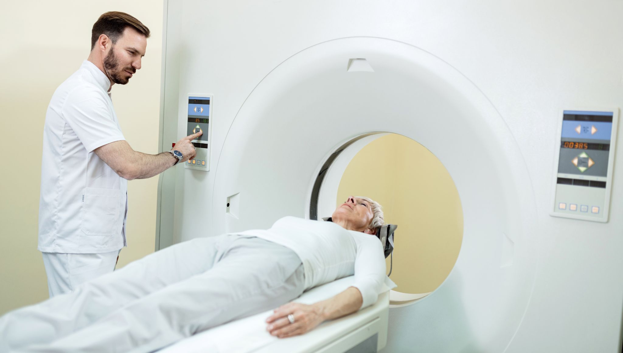 Médico radiólogo realizando una resonancia magnética en el departamento de radiología