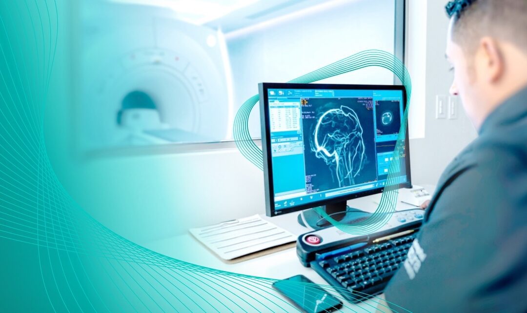 Radiólogo de Radiocare evaluando imágenes médicas del cráneo